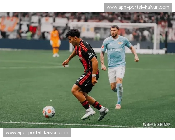 法兰克福vs门兴比赛中VAR介入取消进球，引发双方球员不满