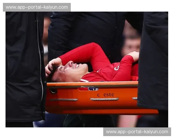 远藤航重伤被担架抬离，初步诊断指向高位踝关节损伤